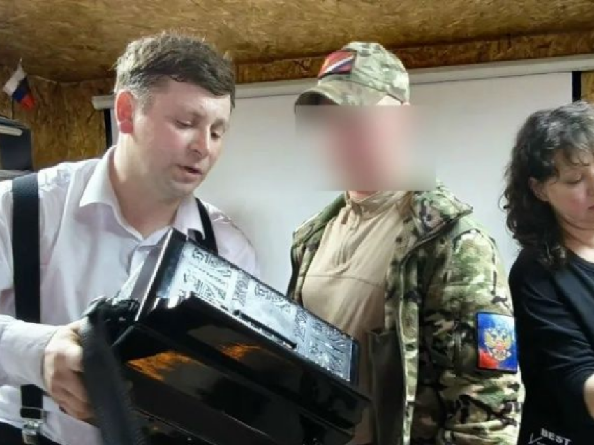 Артист Забайкальского драмтеатра на Донбассе подарил солдату-музыканту свою гармонь